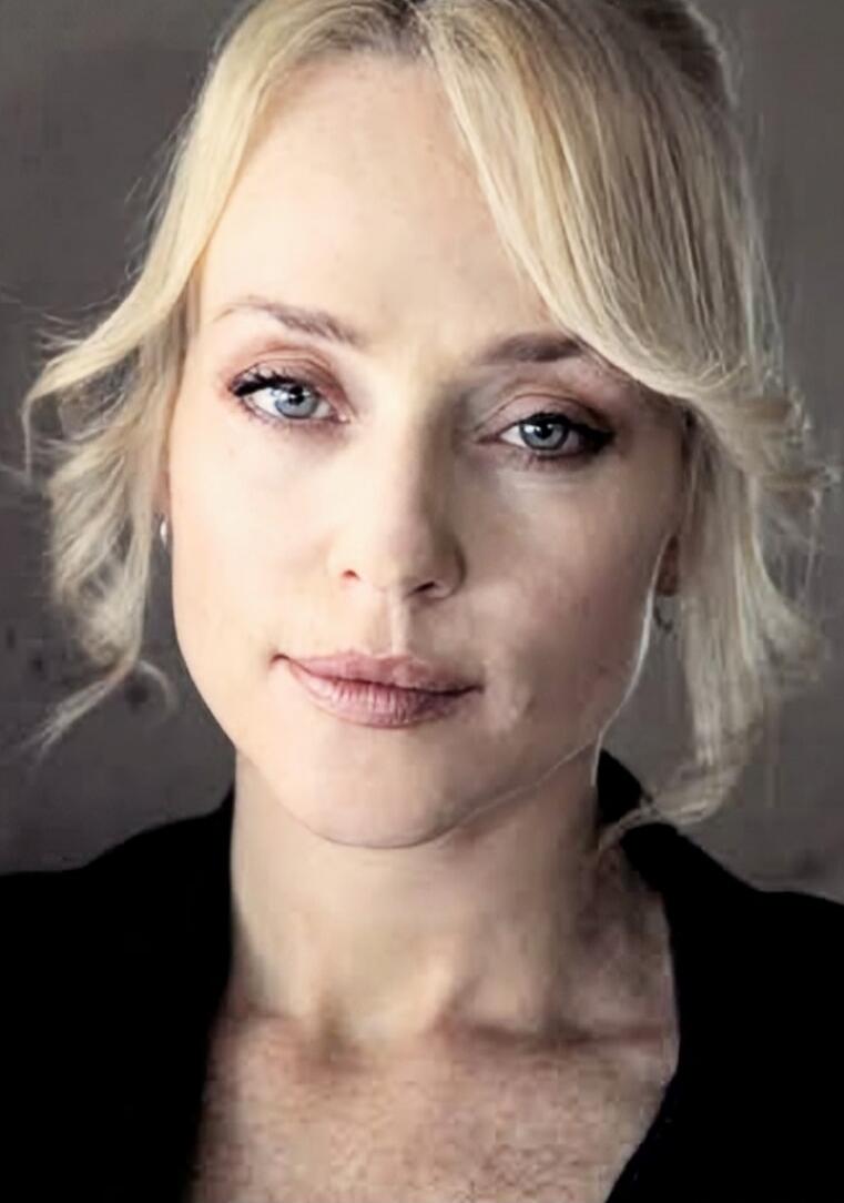 Portrait of a woman.