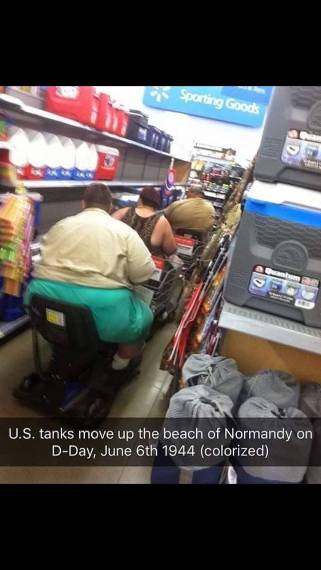 US tanks move up the beach of Normandy on DR DF VAN V1a N 514 o WV N oToogVdYo I T A