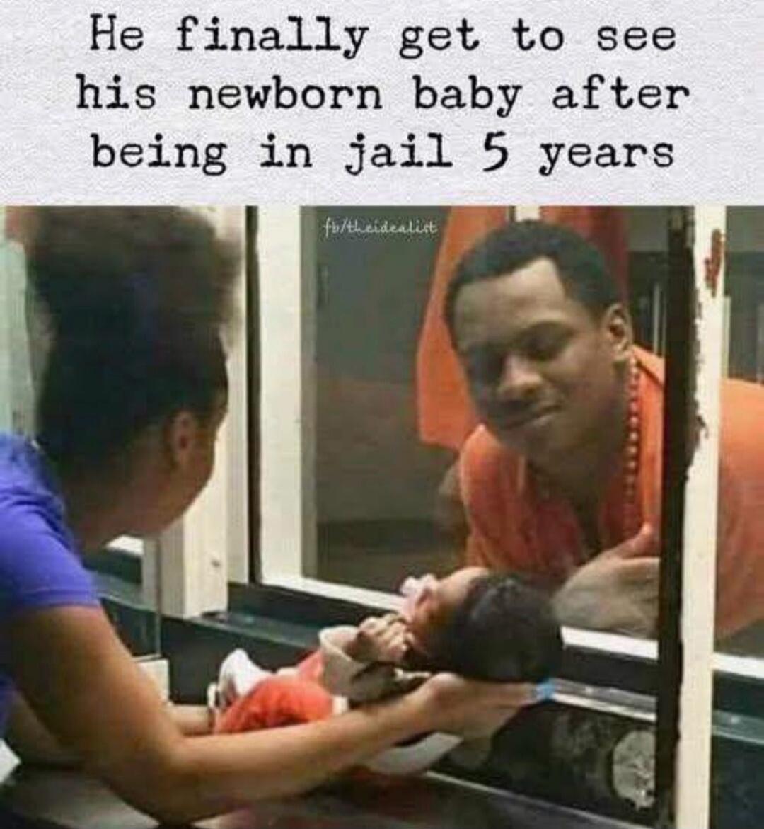He finally get to see his newborn baby after being in jail 5 years fb/theidealist