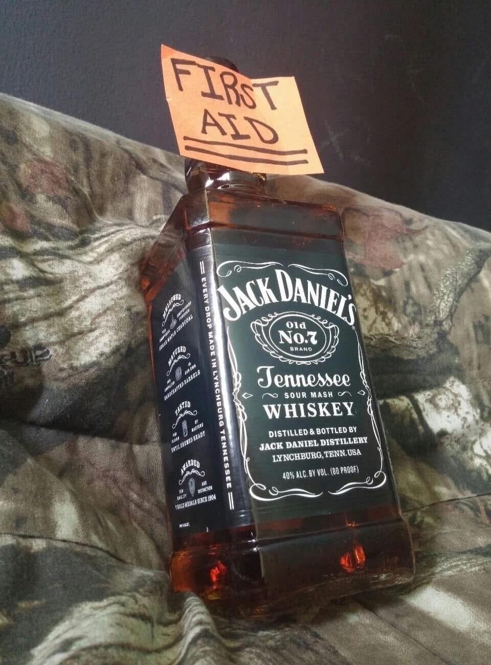 FIRST AID Jack Daniel's Old No.7 Brand Tennessee Sour Mash Whiskey Distilled & Bottled by Jack Daniel Distillery Lynchburg, Tenn. USA 40% ALC. BY VOL. (80 PROOF)