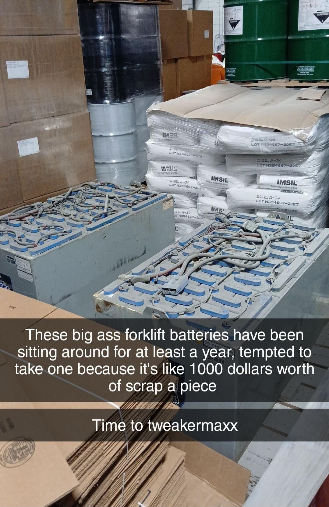 These big ass forklift batteries have been sitting around for at least a year, tempted to take one because it's like 1000 dollars worth of scrap a piece. Time to tweakermuxx