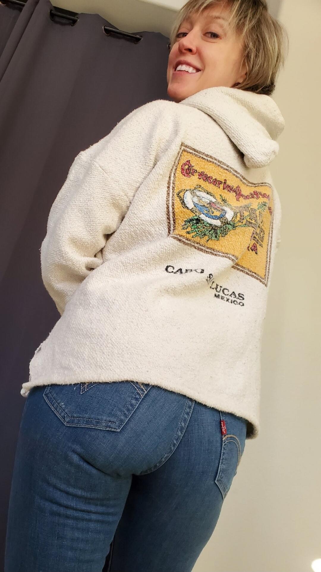 White fleece jacket with a large embroidered patch on the back. Text near the patch reads 'LUCAS MEXICO' (and possibly 'CAP...').
