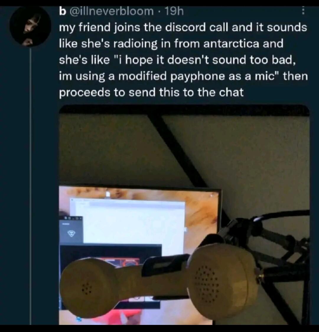 b ilineverbloom 19h LURGELE B ERGERCIERLIC EE ER LRI like shes radioing in from antarctica and shes like i hope it doesnt sound too bad im using a modified payphone as a mic then proceeds to send this to the chat