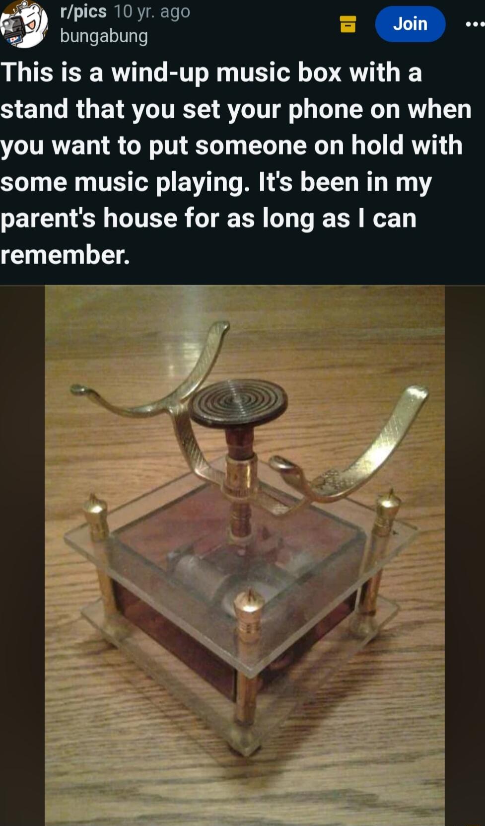 Y iy This is a wind up music box with a SENLRUETRTITETS ST W R R VCITRVELE I T R CLL R G T R G some music playing Its been in my parents house for as long as can GG LA