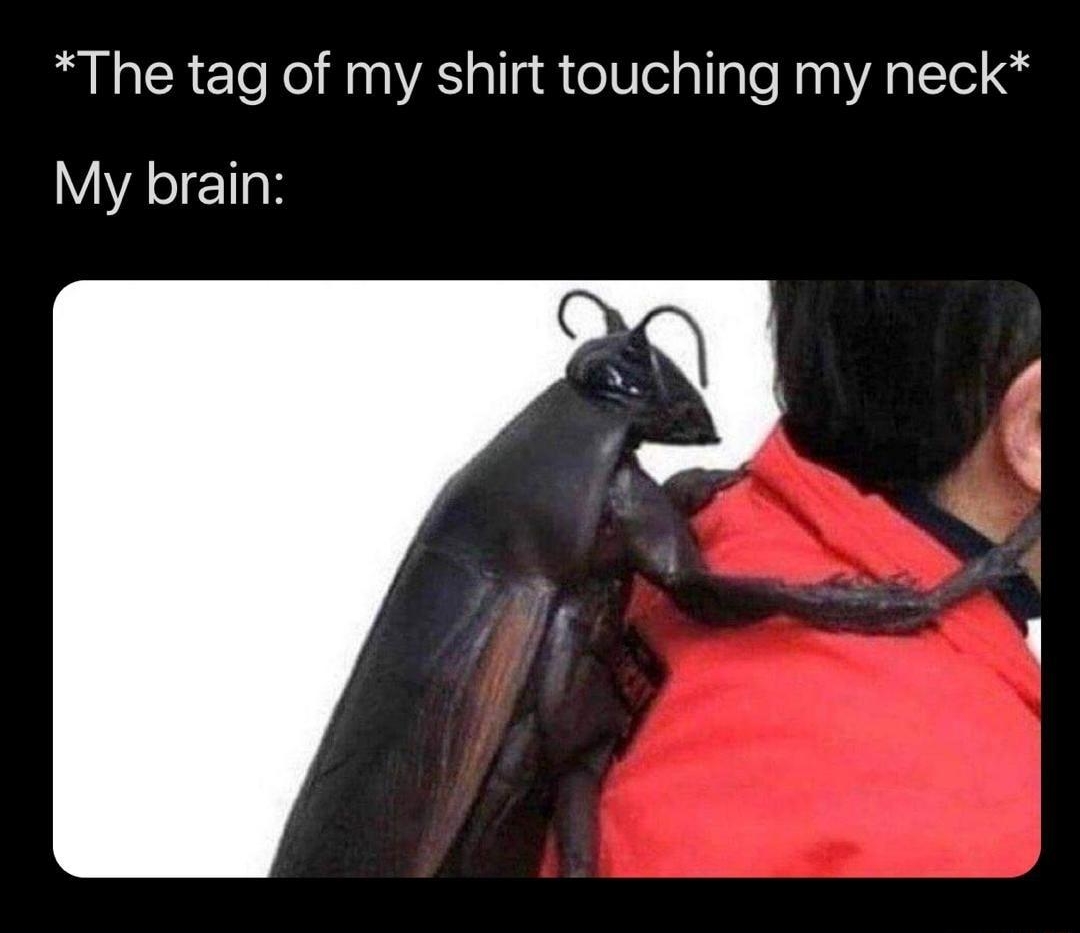 The tag of my shirt touching my neck Y eI