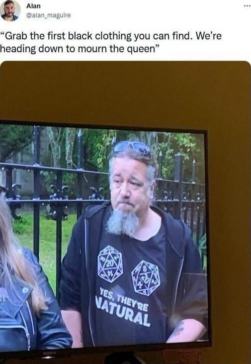 Grab the first black clothing you can find. We’re heading down to mourn the queen
YES, THEY'RE NATURAL