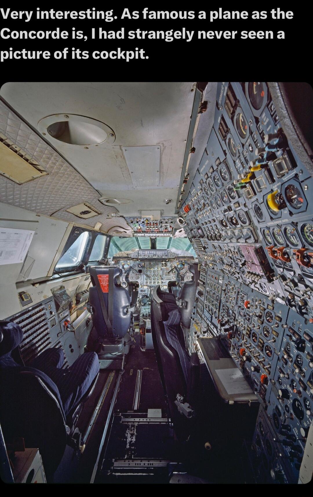VEGRAT CYEE TV BT TR T BT RS 1 oL T DL Y D EL BT P VN T picture of its cockpit