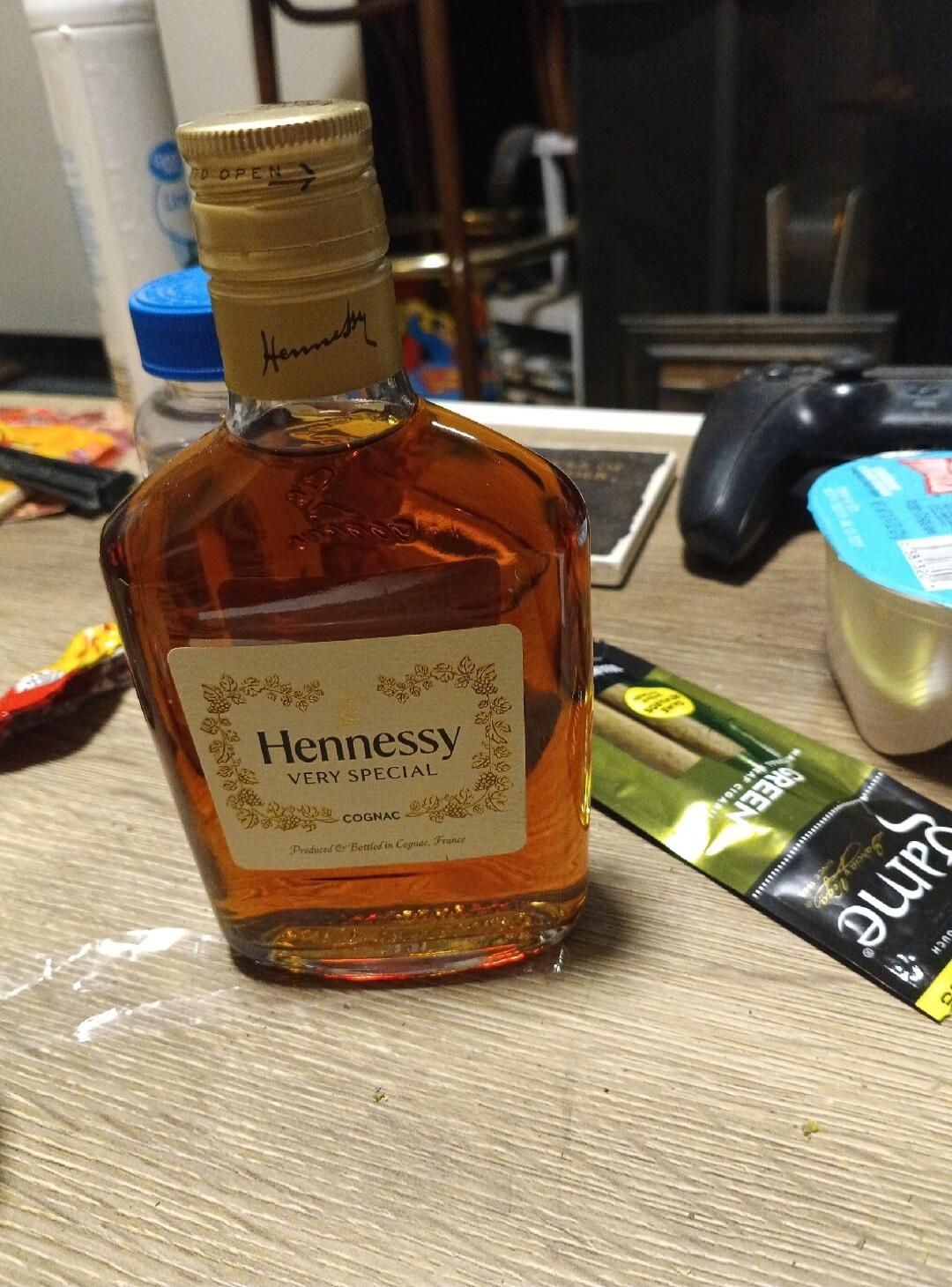 Hennessy VERY SPECIAL COGNAC Produced & Bottled in Cognac, France. TO OPEN. Hennessy. GAME GREEN CIGAR WRAP CIGARS.