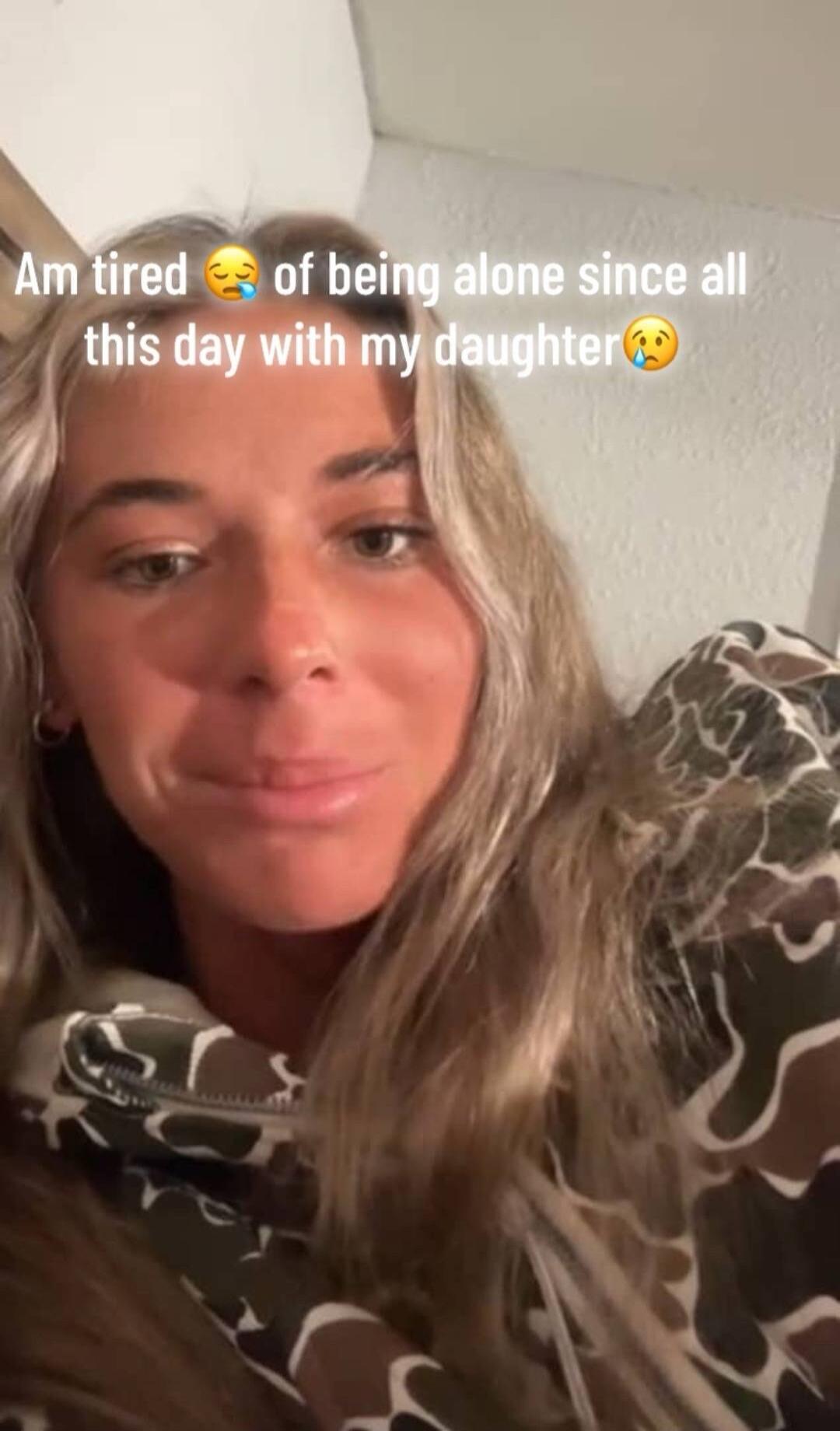 Am tired 😩 of being alone since all this day with my daughter 🥺