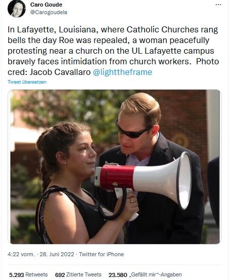 In Lafayette Louisiana where Catholic Churches rang bells the day Roe was repealed a woman peacefully protesting near a church on the UL Lafayette campus bravely faces intimidation from church workers Photo cred Jacob Cavallaro lighttheframe 422 vorm 28 Jun Phone o1s 22580 Gefit mi