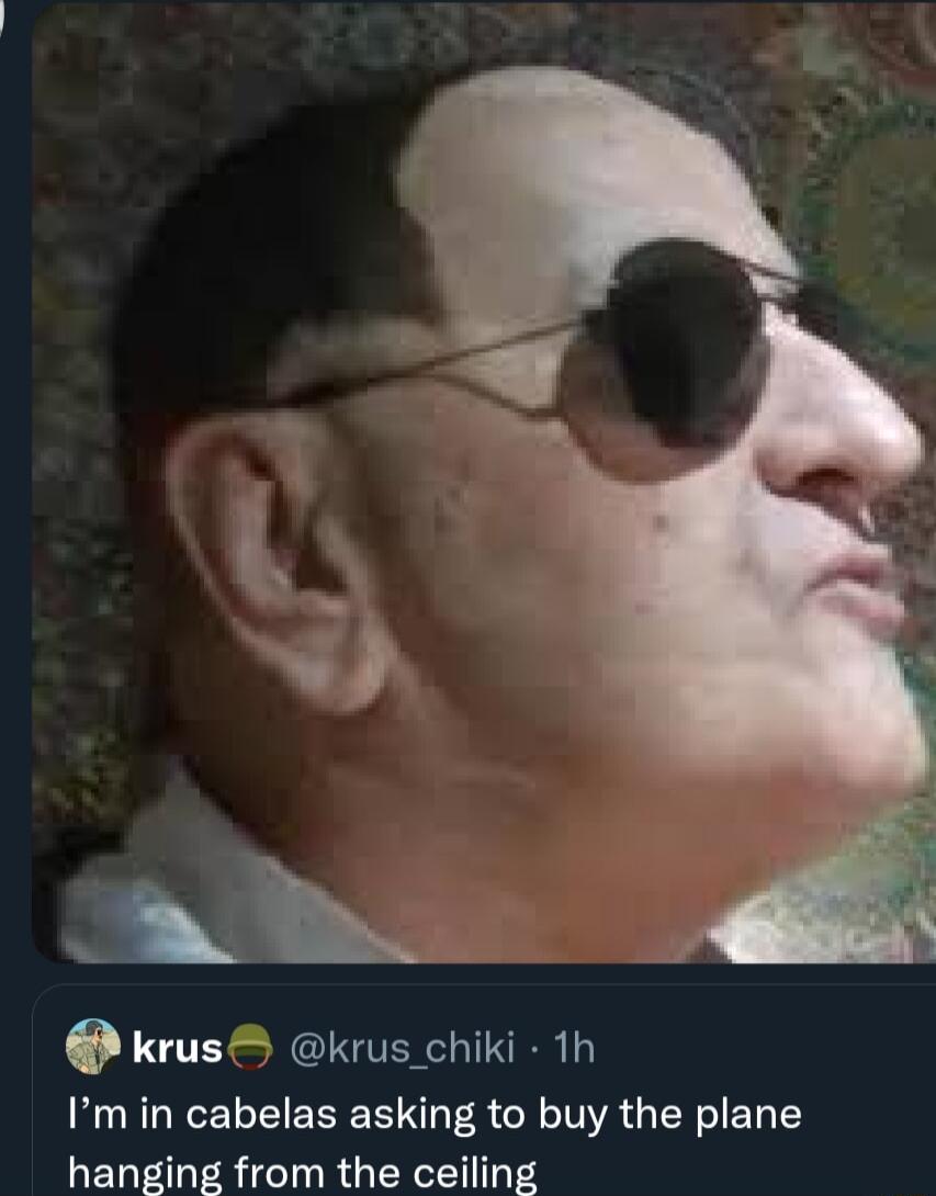 A krus krus chiki 1h RGRELE EEE S A R CR A G N E T hanging from the ceiling