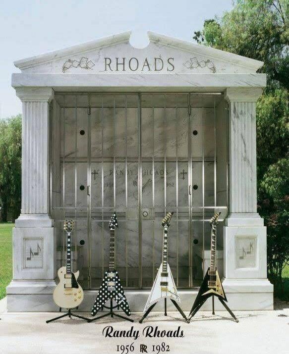 RHOADS
Randy Rhoads
1956 - 1982