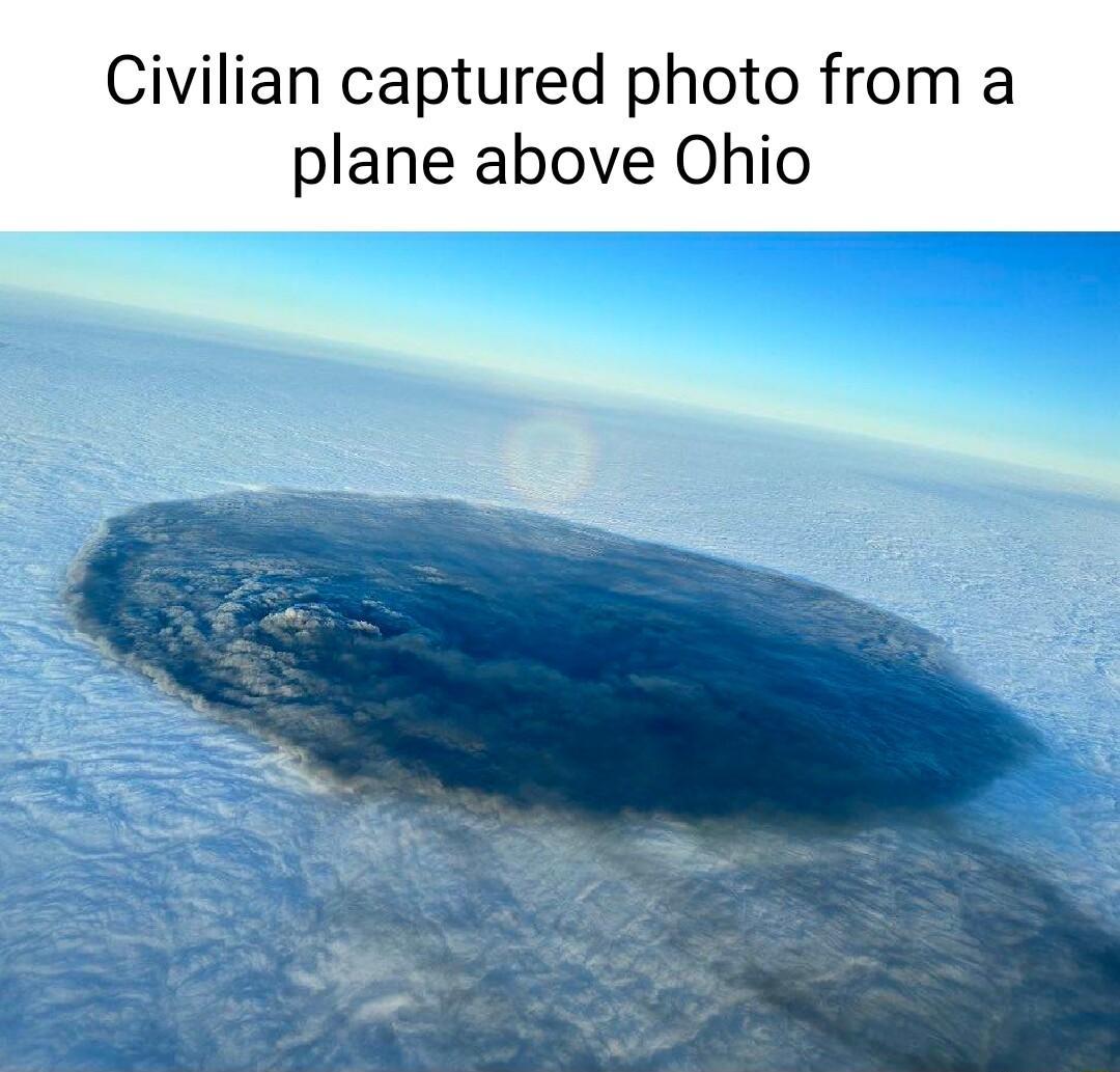 Civilian captured photo fri plane above Ohio