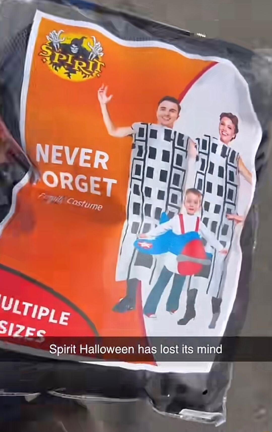 Utryp L sll e Spirit Halloween has lost its mind