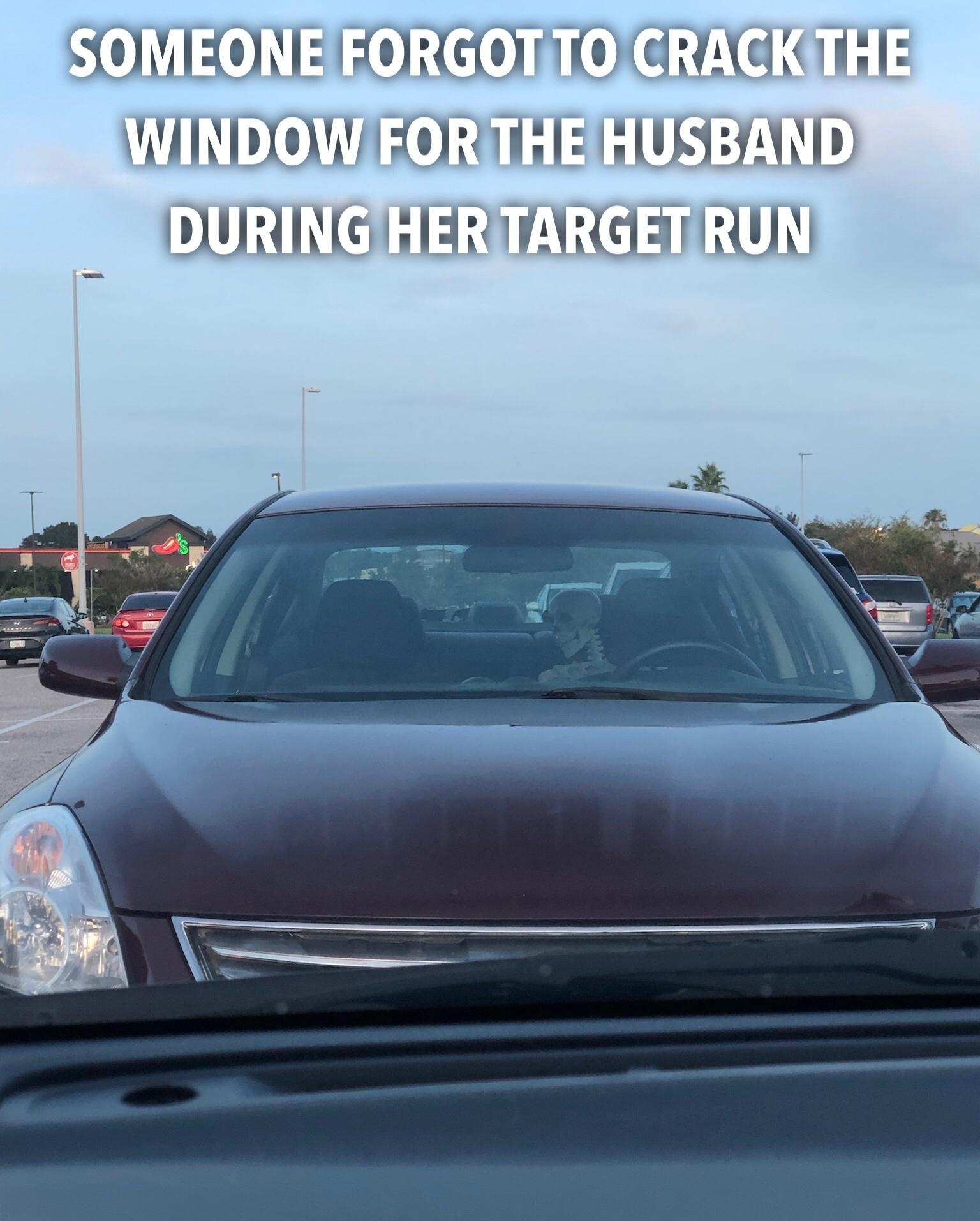SOMEONE FORGOTTOCRACKTHE WINDOWFORTHE HUSBANL DURING HERTARGETLRUN