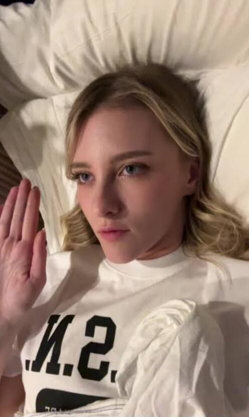 Text on shirt: 'И.2.'