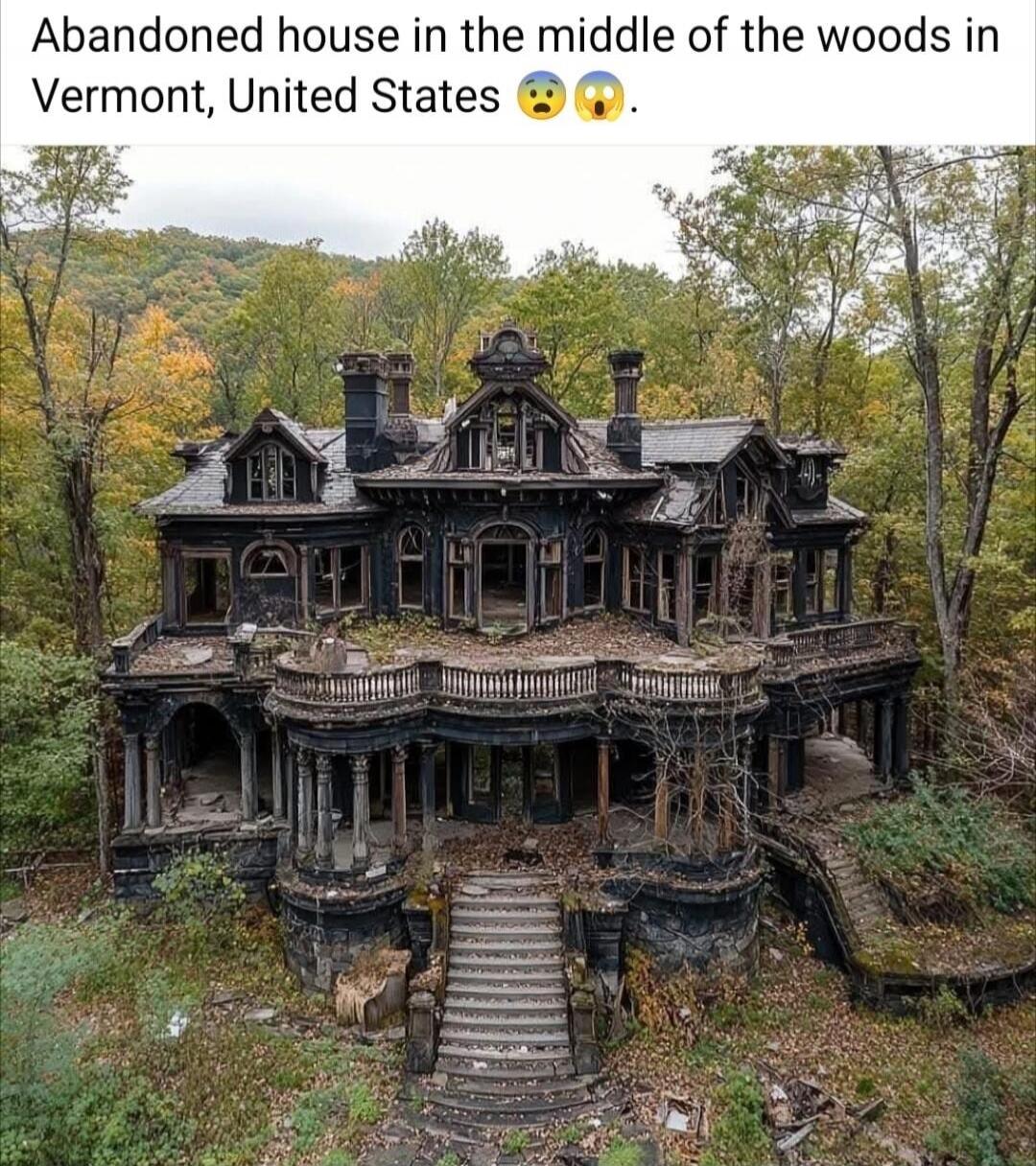 Abandoned house in the middle of the woods in Vermont, United States 😮‍💨😮.