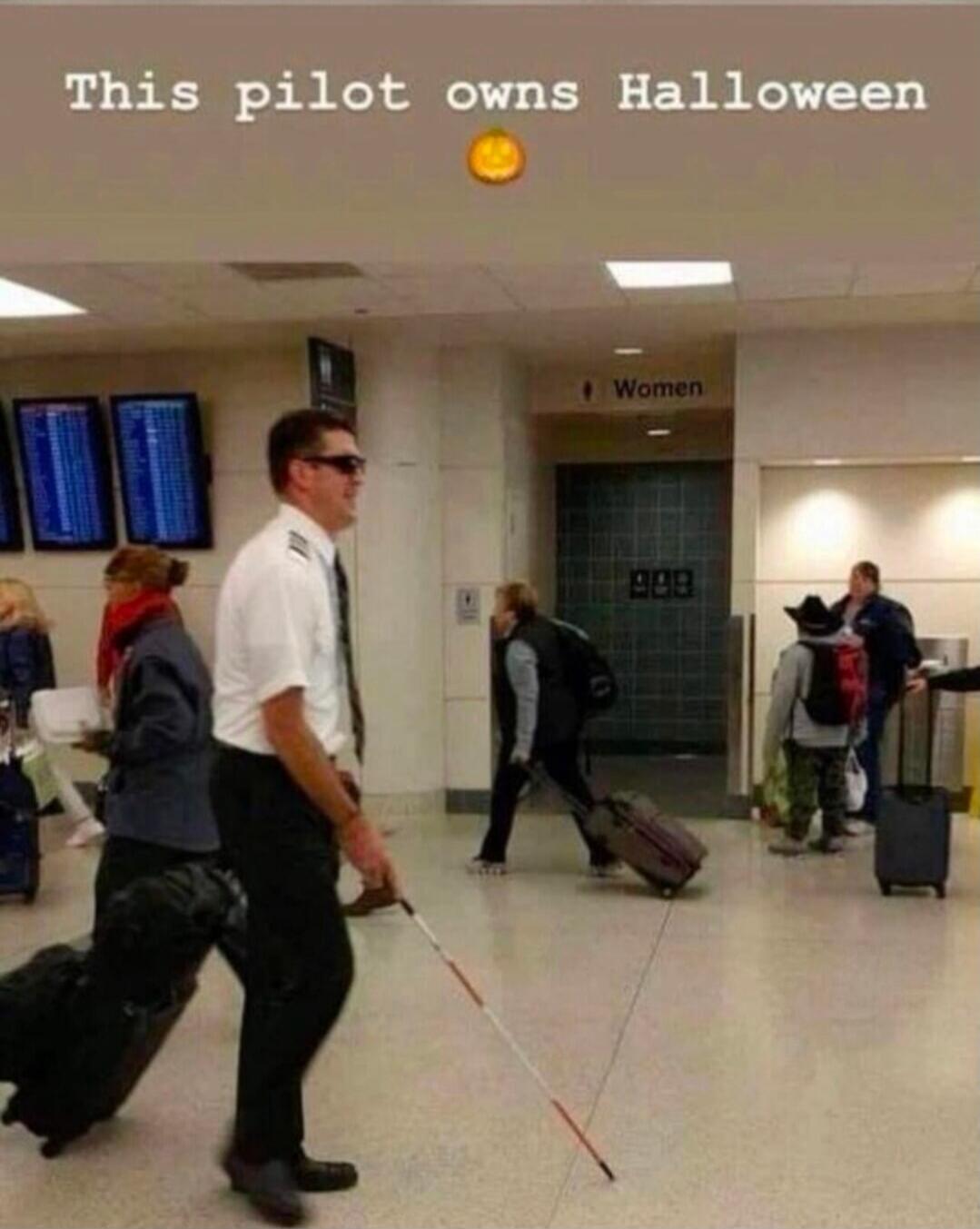 This pilot owns Halloween 🎃
