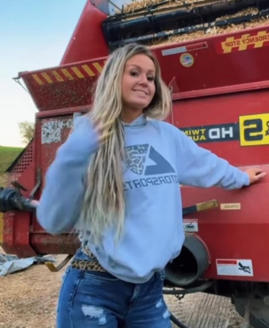 On the machine: '90T2 YJ3EBEJ', 'MIWT OH', 'UA'. On the hoodie: 'ETRO2ROTO' and a triangle logo.