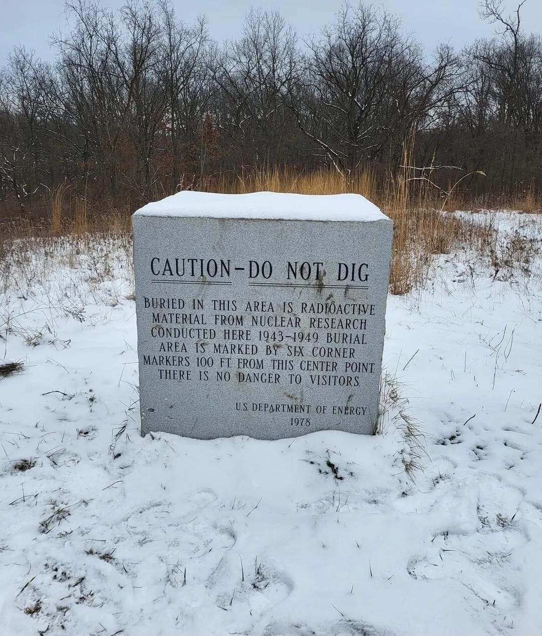 BURIED IN THIS AREA S RADIOACTIVE STERTAL TROM NUCLLAR RESEARCH OKDUCTED HERE 13431949 BURIAL RER TS ARKED B S coRNtR MARKERS 100 FT FROW T3 CENTER pONT THIRE 1S 80 BANGER 10 VIStoRs