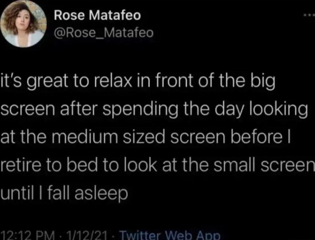 Rose Matafeo GLEEEMVEIET its great to relax in front of the big SN g olclplelaleRalNe VA lelel Xlple at the medium sized screen before retire to bed to look at the small screen until fall asleep Twitter Weh App