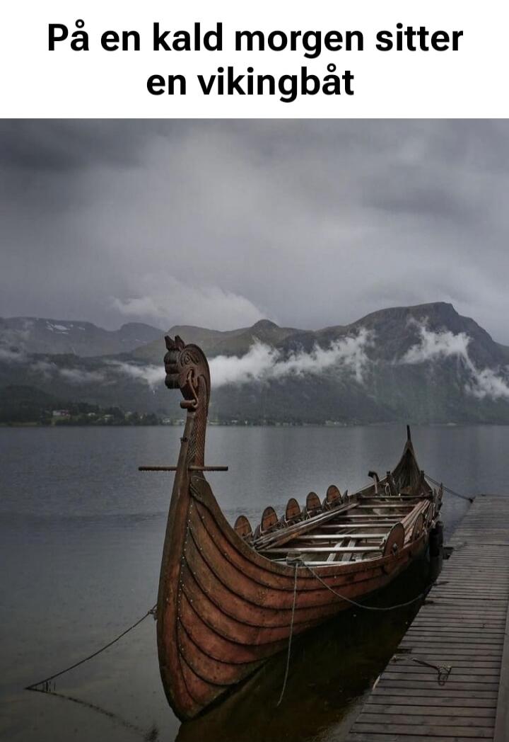 På en kald morgen sitter en vikingbåt