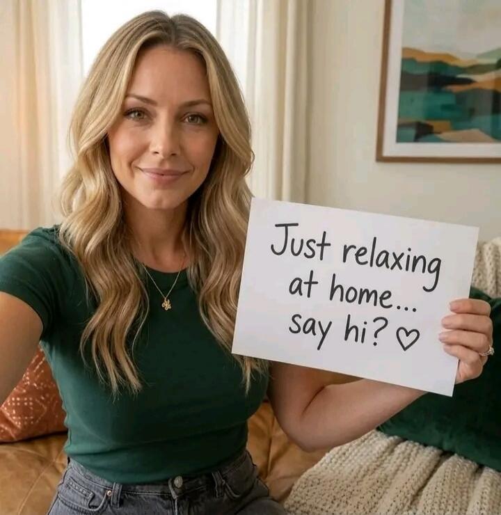 Just relaxing at home... say hi? ♡
