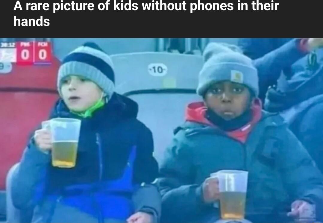 A rare picture of LELLE s without phones in y