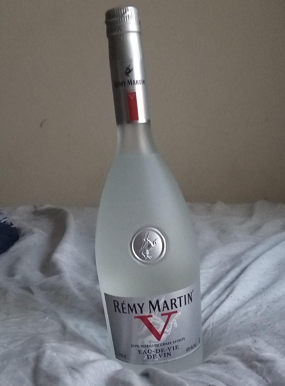 RÉMY MARTIN V 100% DISTILLED GRAPE SPIRITS EAU-DE-VIE DE VIN 40% ALC/VOL 750 ml