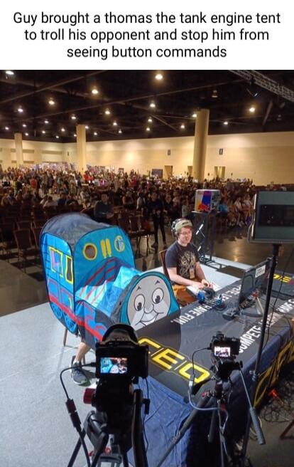 Guy brought a thomas the tank engine tent to troll his opponent and stop him from seeing button commands