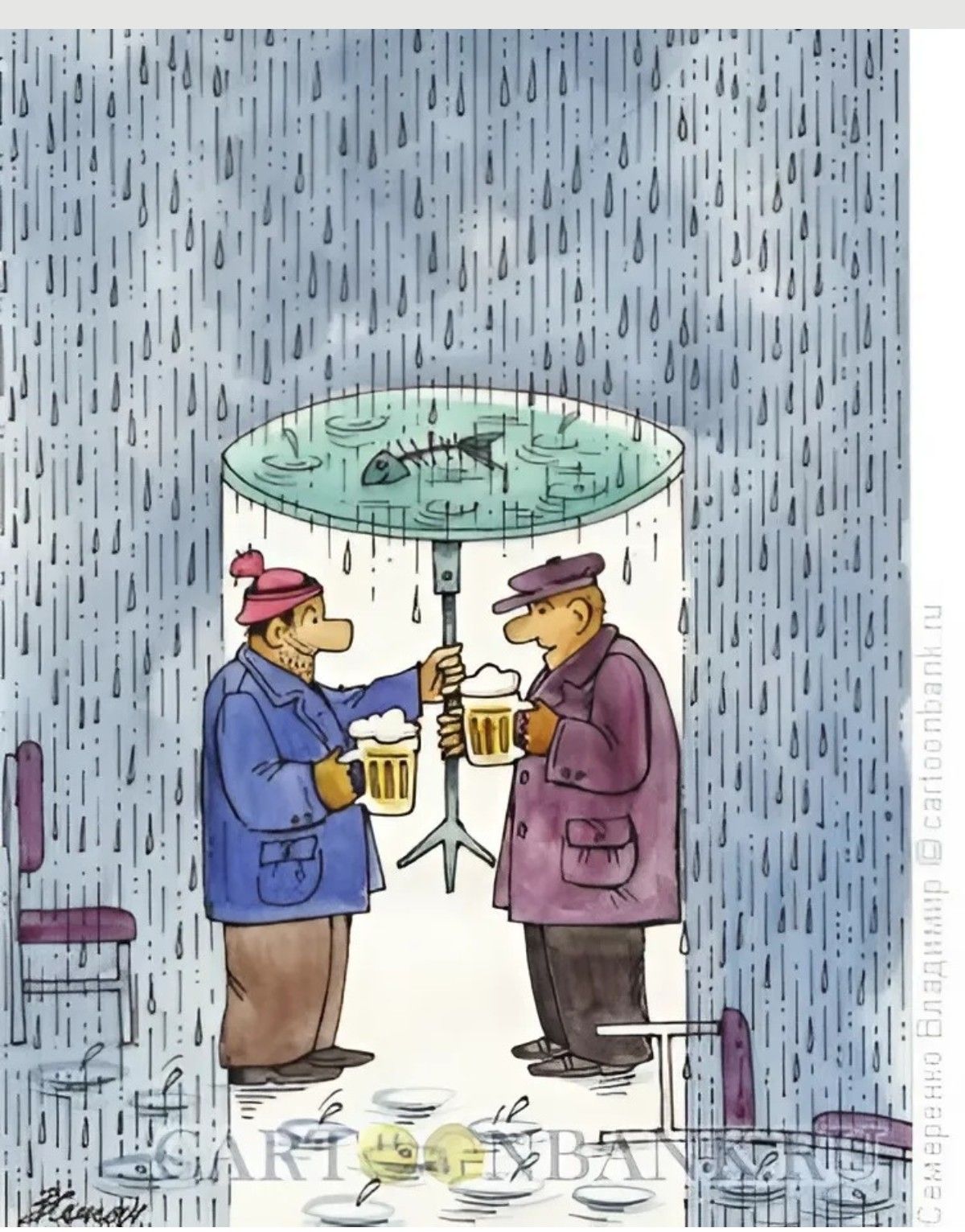 Два мужчины в плащах под дождём держат кружки пива, они стоят за небольшим столиком, который сверху накрыт прозрачной крышкой/стеклом. В окружении мокрой сцены видно падающий дождь.