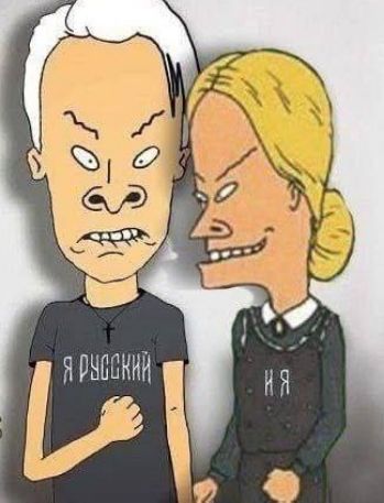 Я РУССКИЙ
На другой футболке надпись неразборчива, похоже просто символ 