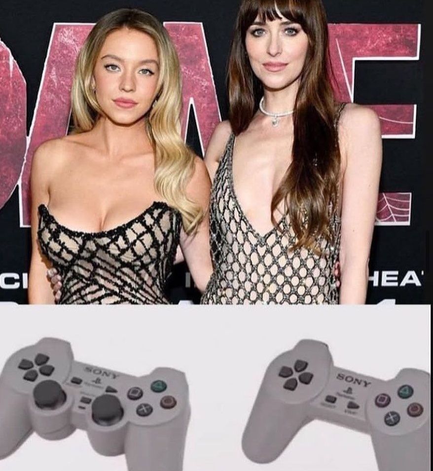 Две женщины позируют на красной дорожке в откровенных нарядах из сетки; ниже изображены геймпады PlayStation.