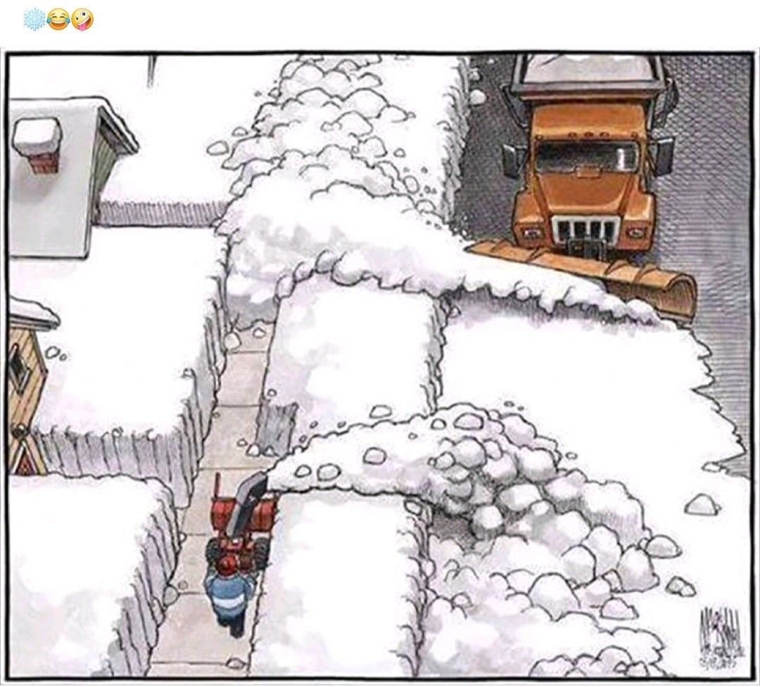 Человек убирает снег между снежными заносами возле забора; на дороге стоит оранжевый снегопогружатель/трактор.