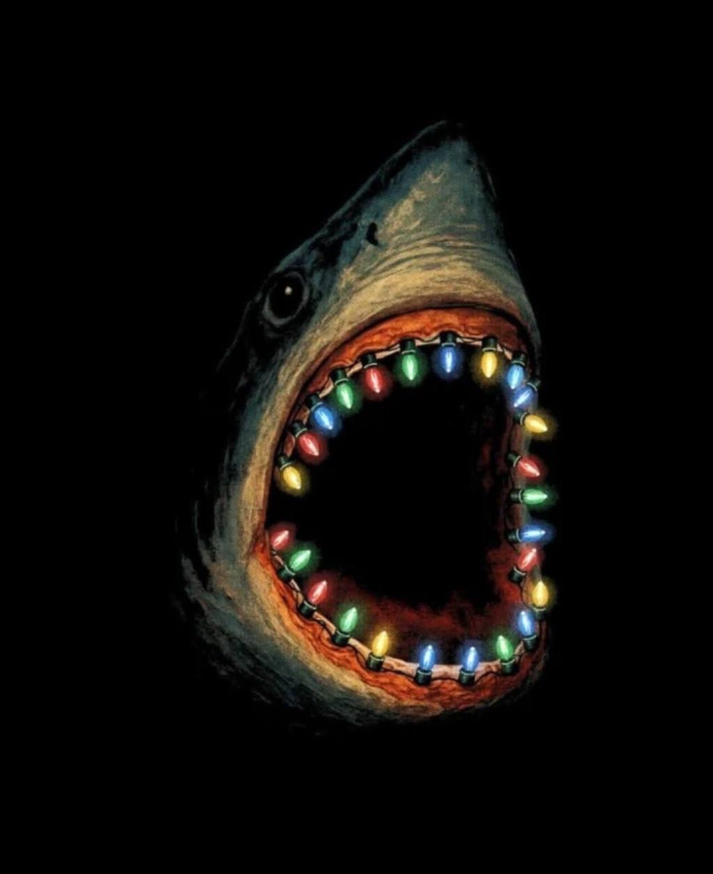 Акула с гирляндой разноцветных лампочек во рту