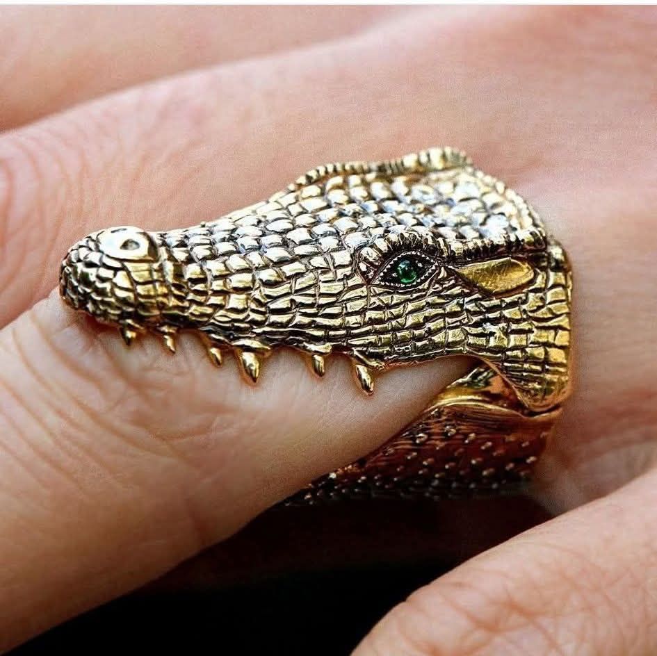 Золотое кольцо в виде крокодила на пальце
