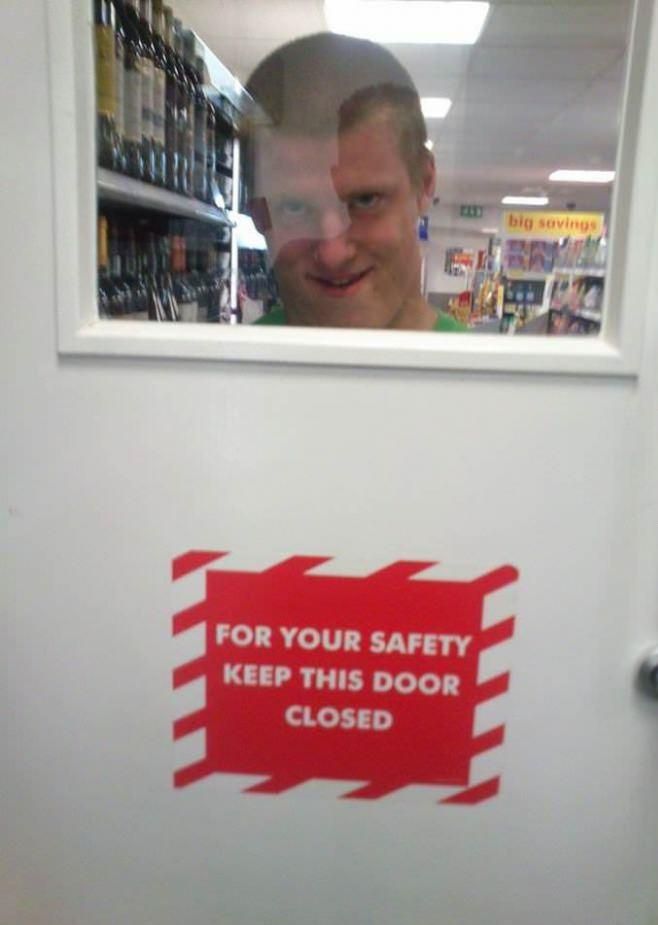 FOR YOUR sareTy KEEP THIS DOOR CLOSED