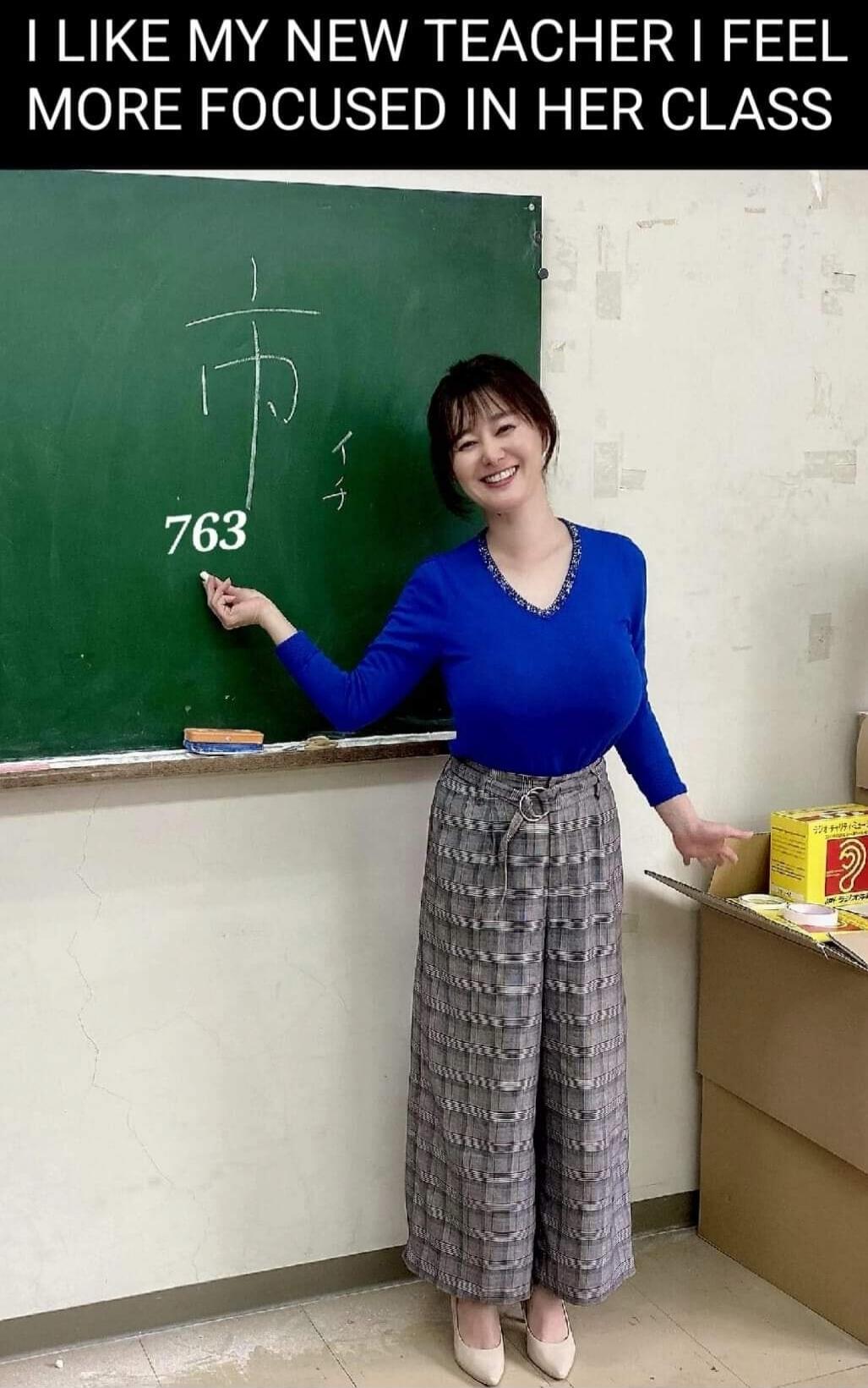 I LIKE MY NEW TEACHER I FEEL MORE FOCUSED IN HER CLASS. On the blackboard: 市, 763, イチ.