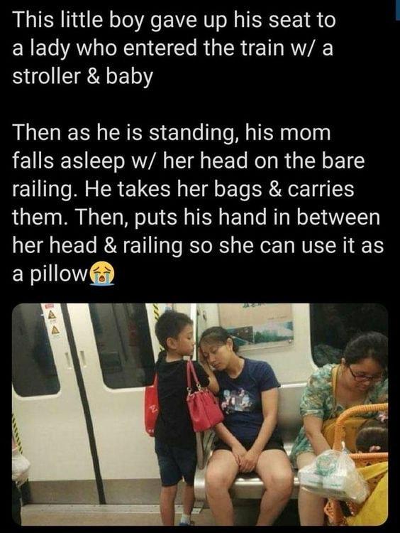 This little boy gave up his seat to ERETe AN ToNT0 1Yo R LR i 1o RV stroller baby Then as he is standing his mom falls asleep w her head on the bare railing He takes her bags carries them Then puts his hand in between her head railing so she can use it as a pillow 2 3