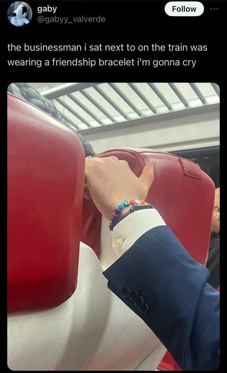 QUEEIELESS ERTEE I DS CEORGEREES wearing a friendship bracelet im gonna cry