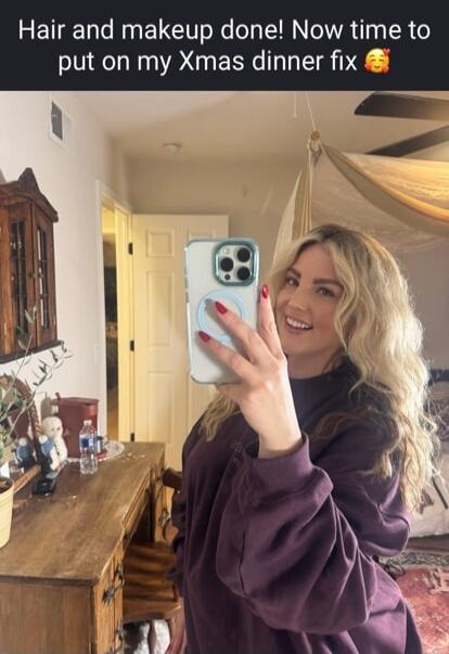 Hair and makeup done! Now time to put on my Xmas dinner fix