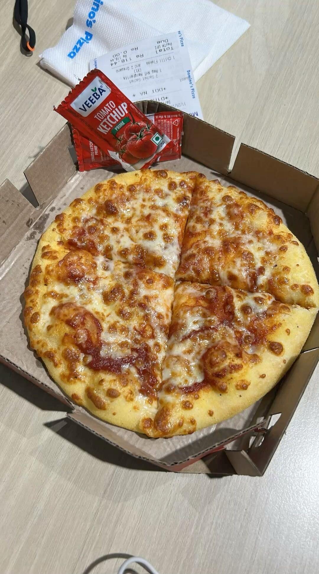 Domino's Pizza, VEEBA TOMATO KETCHUP PRIME. Receipt shows items like Chilli Flakes, Oregano, and a Regular Margherita pizza, with a total of Rs 118.44.