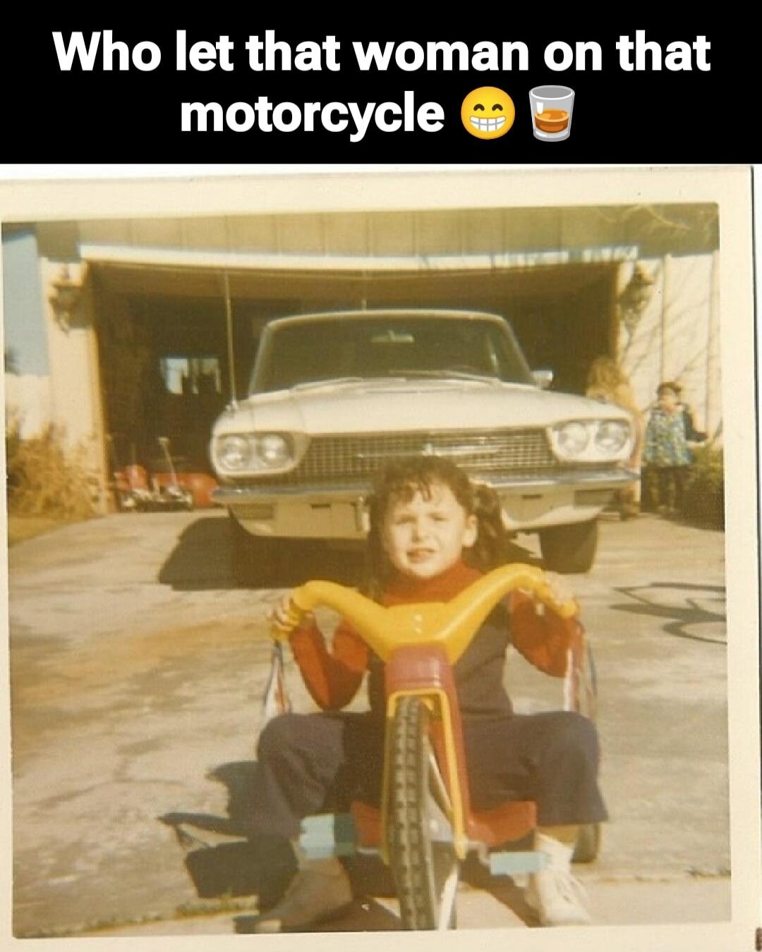 Who let that woman on that motorcycle 😬🍹