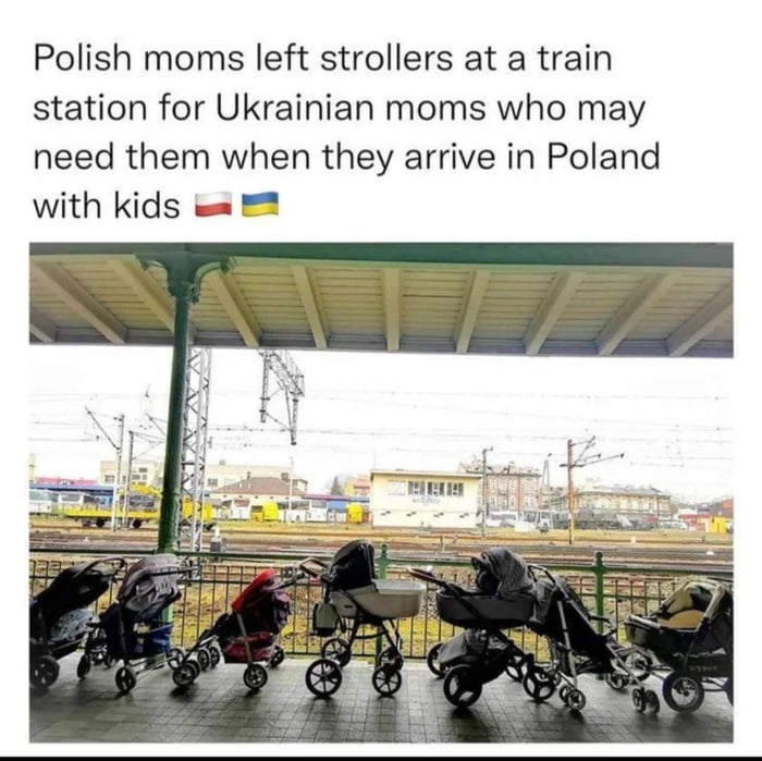 Polish moms left strollers at a train station for Ukrainian moms who may need them when they arrive in Poland with kids 🇵🇱 🇺🇦