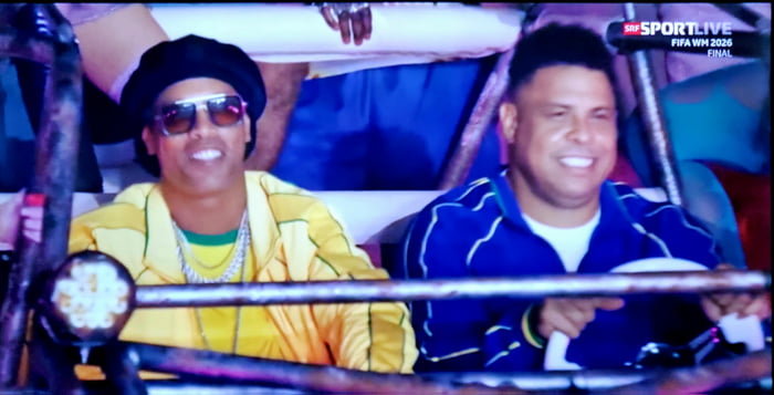SRF SPORTLIVE FIFA WM 2026 FINAL. Two legendary Brazilian footballers, Ronaldinho and Ronaldo Nazário, are seen smiling and enjoying themselves, possibly at a parade or event related to the FIFA World Cup 2026 Final.