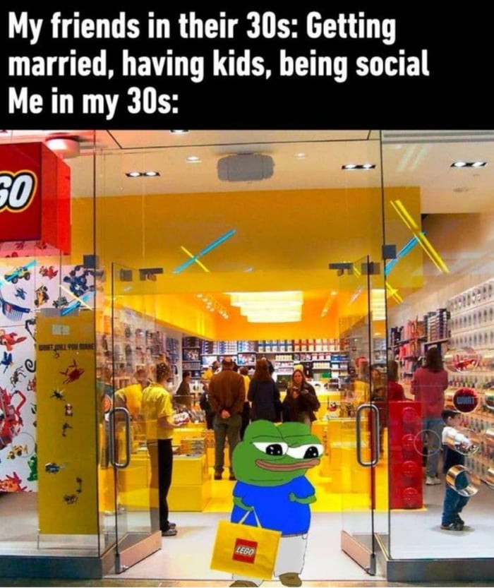 My friends in their 30s Getting married having kids being social Me in my 30s R off LRy et N