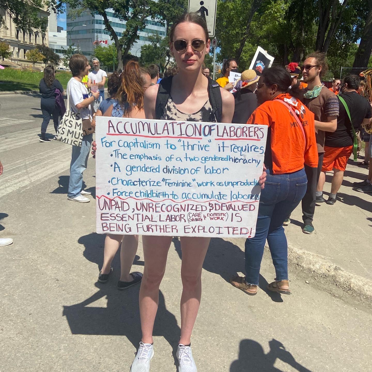 NOFLABGRERS For Capttalim to theive Ti requires e enphmsis of o v onbedh N Gendered di bor Crovcterize Teniineverk el Foree chidhioi s occumdate obe