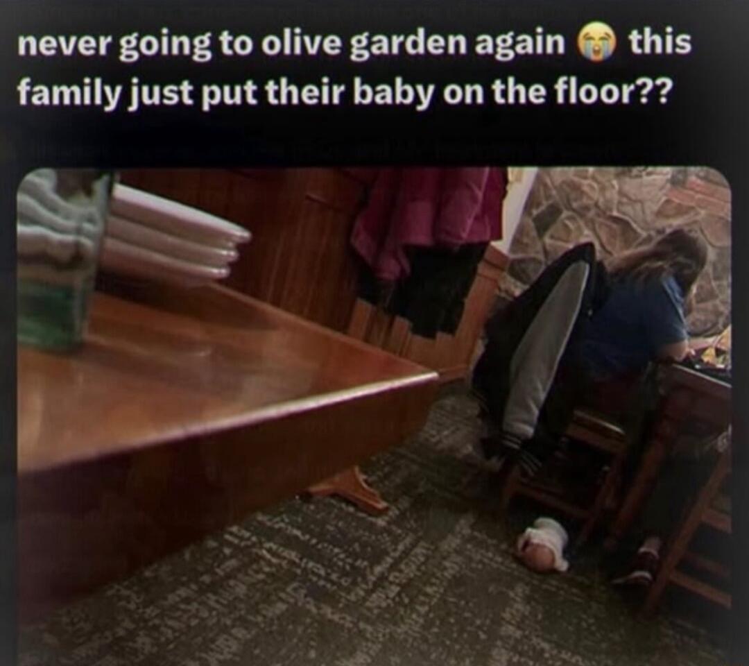 never going to olive garden again 😭 this family just put their baby on the floor??
