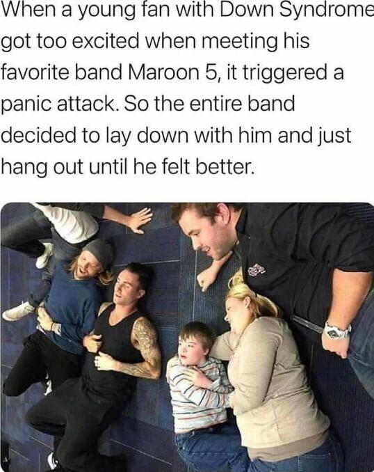 en a young fan with Down Sy got too excited when meeting his favorite band Maroon 5 it triggered a panic attack So the entire band decided to lay down with him and just hang out until he felt better