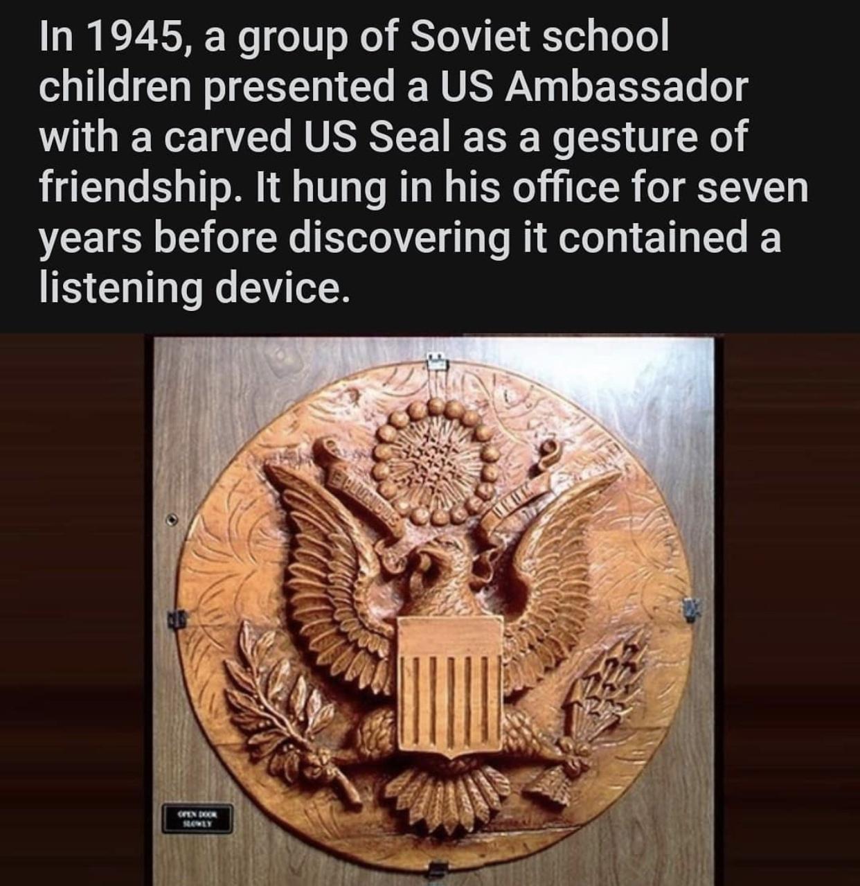 In 1945 a group of Soviet school ol o 11 o 2T Wol 111 0 Yo IE WS WAYaq o 1 Y To o g W R LAY USRS LI T Wo X T Ko friendship It hung in his office for seven years before discovering it contained a listening device
